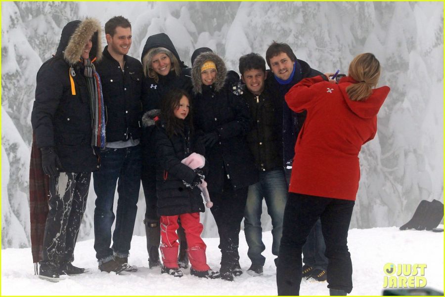 michael-buble-luisana-lopilato-snowy-sweethearts-11.jpg