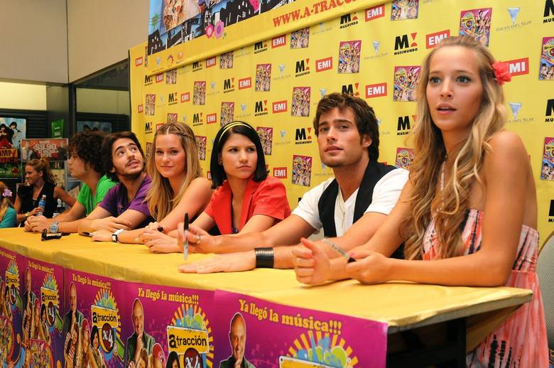luisana_dot_NET-2008nov3-atraccionx4-autographssign-0007.jpg