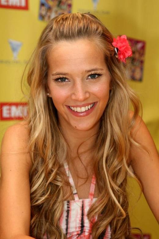 luisana_dot_NET-2008nov3-atraccionx4-autographssign-0017.jpg