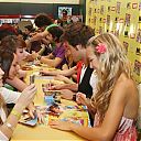luisana_dot_NET-2008nov3-atraccionx4-autographssign-0005.jpg