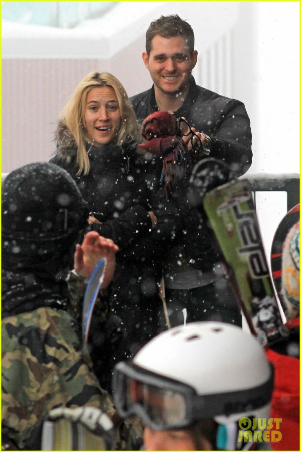 michael-buble-luisana-lopilato-snowy-sweethearts-07.jpg