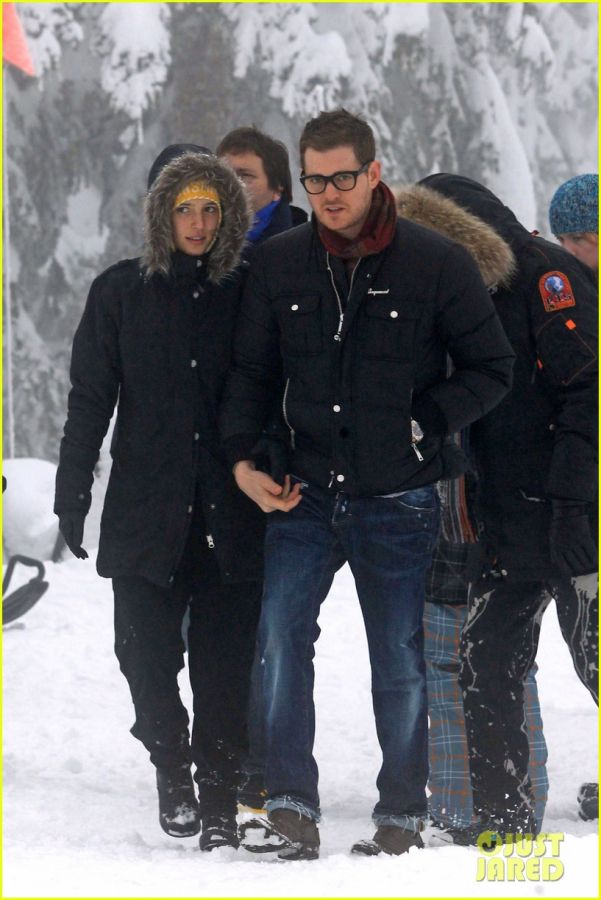 michael-buble-luisana-lopilato-snowy-sweethearts-08.jpg