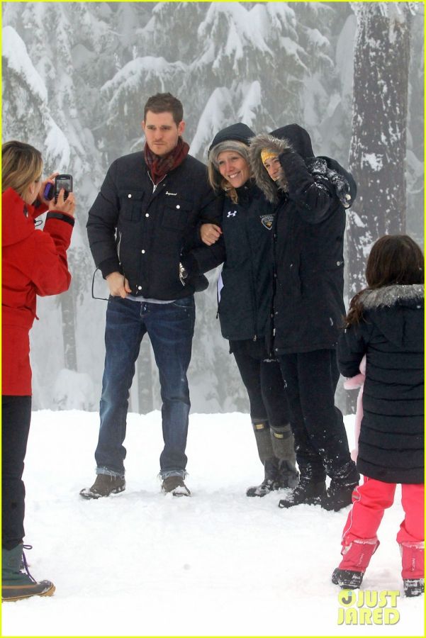 michael-buble-luisana-lopilato-snowy-sweethearts-30.jpg