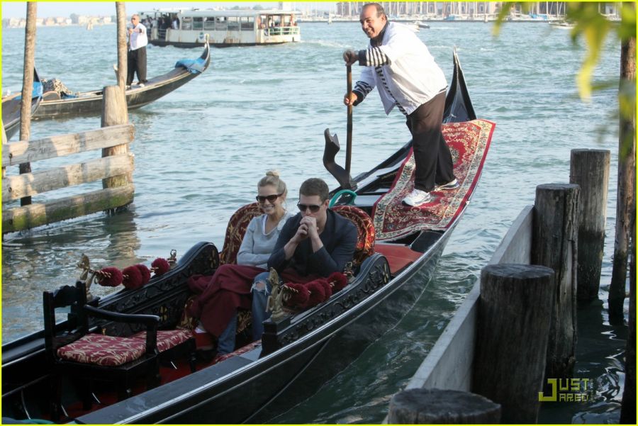 michael-buble-luisana-lopilato-gondola-05.jpg