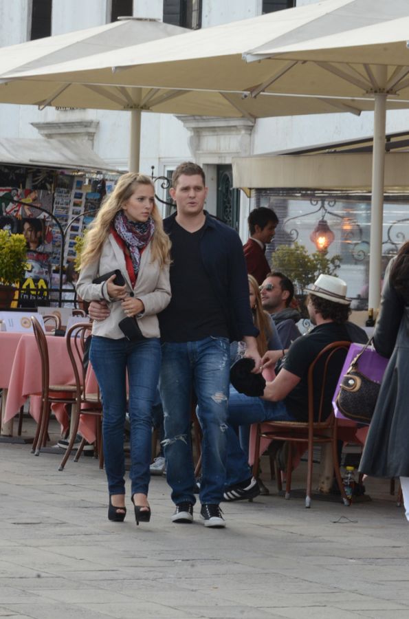 michael-buble-luisana-lopilato-honeymoon-venice-04252011-01.jpg