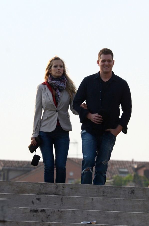 michael-buble-luisana-lopilato-honeymoon-venice-04252011-02.jpg