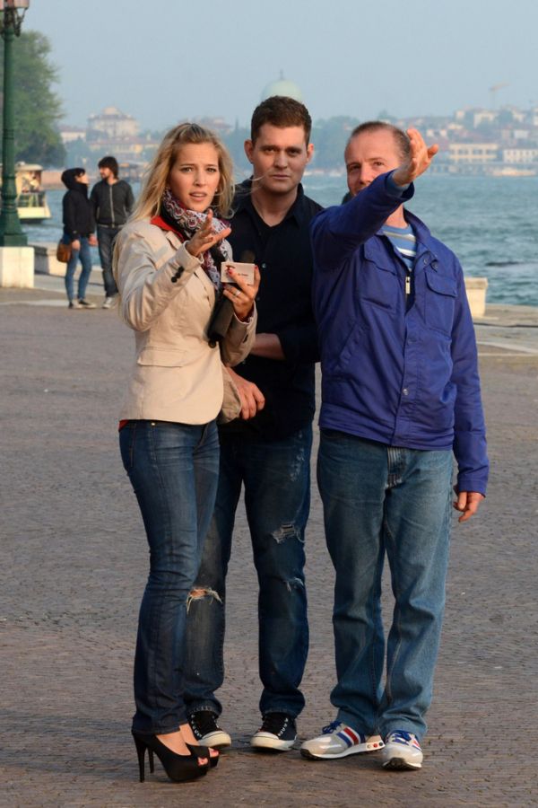 michael-buble-luisana-lopilato-honeymoon-venice-04252011-09.jpg