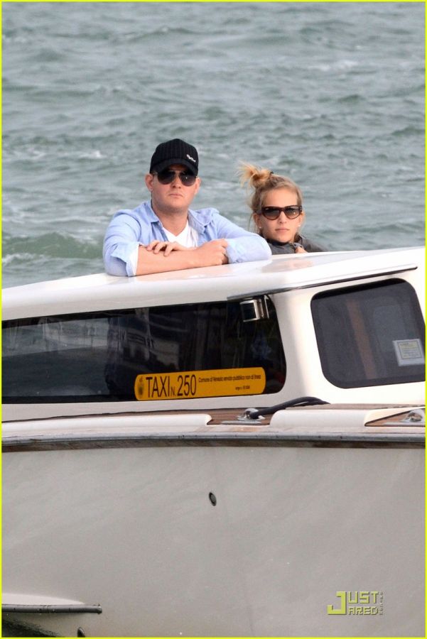 michael-buble-luisana-lopilato-venice-vacation-01.jpg