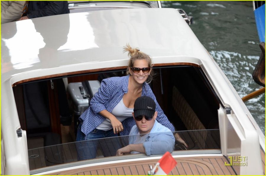 michael-buble-luisana-lopilato-venice-vacation-03.jpg
