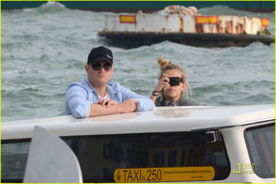 michael-buble-luisana-lopilato-venice-vacation-06.jpg