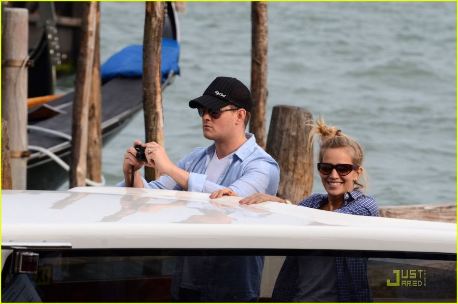 michael-buble-luisana-lopilato-venice-vacation-07.jpg