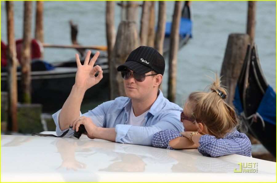 michael-buble-luisana-lopilato-venice-vacation-09.jpg