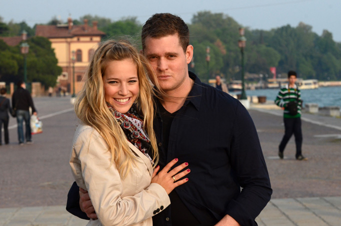 michael-buble-luisana-lopilato-honeymoon-venice-04252011-14.jpg