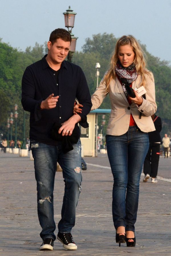 michael-buble-luisana-lopilato-honeymoon-venice-04252011-11.jpg