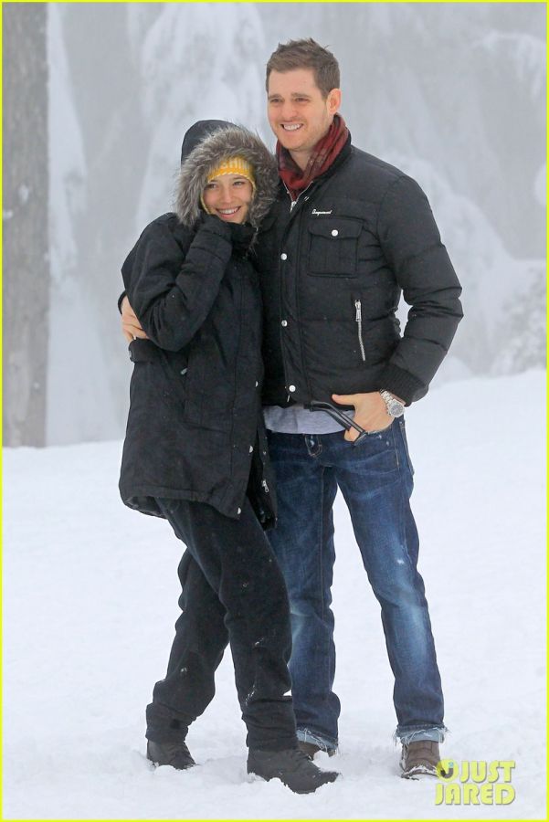 michael-buble-luisana-lopilato-snowy-sweethearts-10.jpg