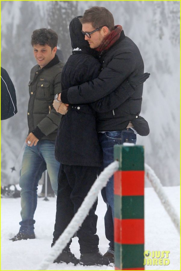 michael-buble-luisana-lopilato-snowy-sweethearts-23.jpg
