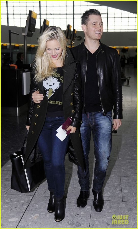 michael-buble-luisana-lopilato-london-departing-couple-03.jpg