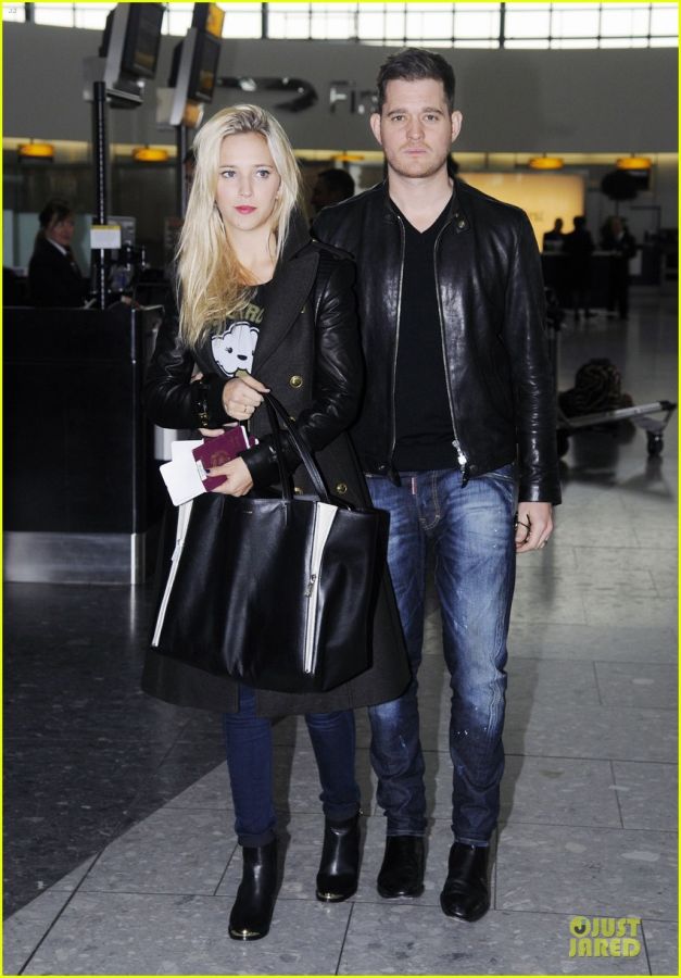 michael-buble-luisana-lopilato-london-departing-couple-06.jpg
