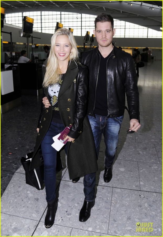 michael-buble-luisana-lopilato-london-departing-couple-07.jpg