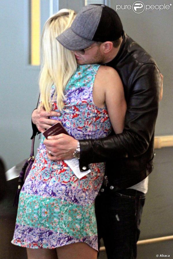 1191098-exclusive-michael-buble-is-all-smiles-620x0-1.jpg