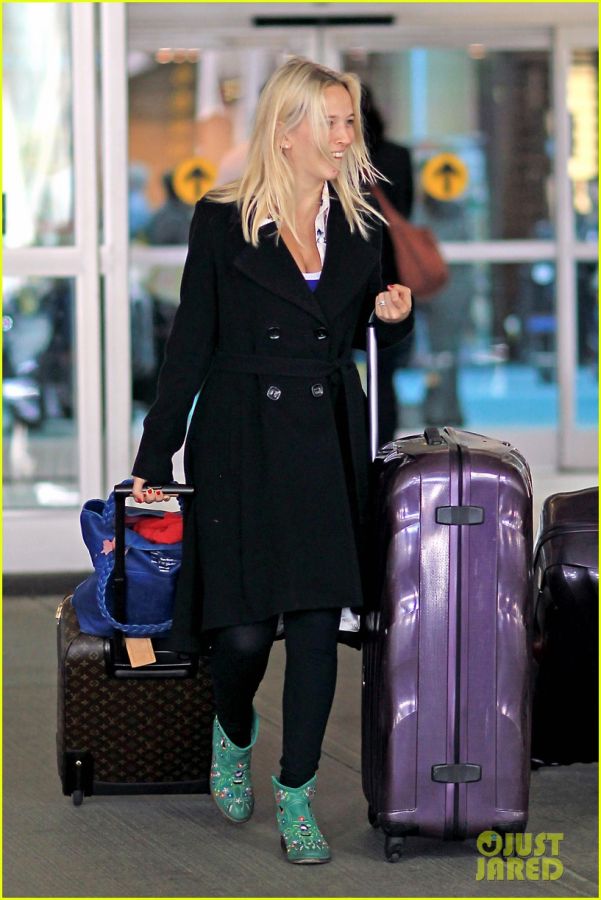 michael-buble-luisana-lopilato-separate-vancouver-arrivals-01.jpg