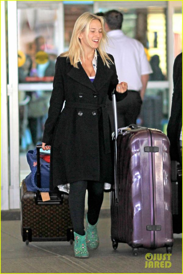 michael-buble-luisana-lopilato-separate-vancouver-arrivals-10.jpg