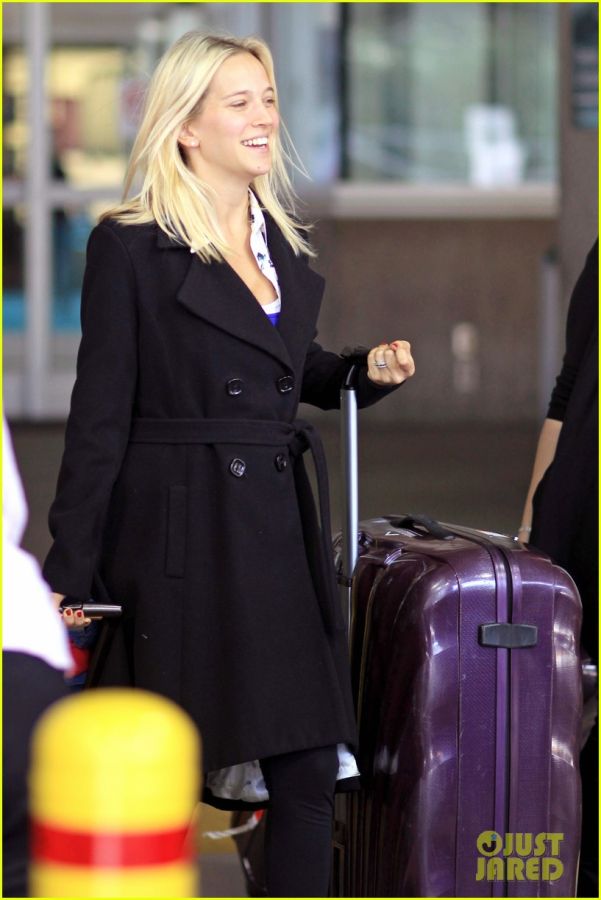 michael-buble-luisana-lopilato-separate-vancouver-arrivals-15.jpg