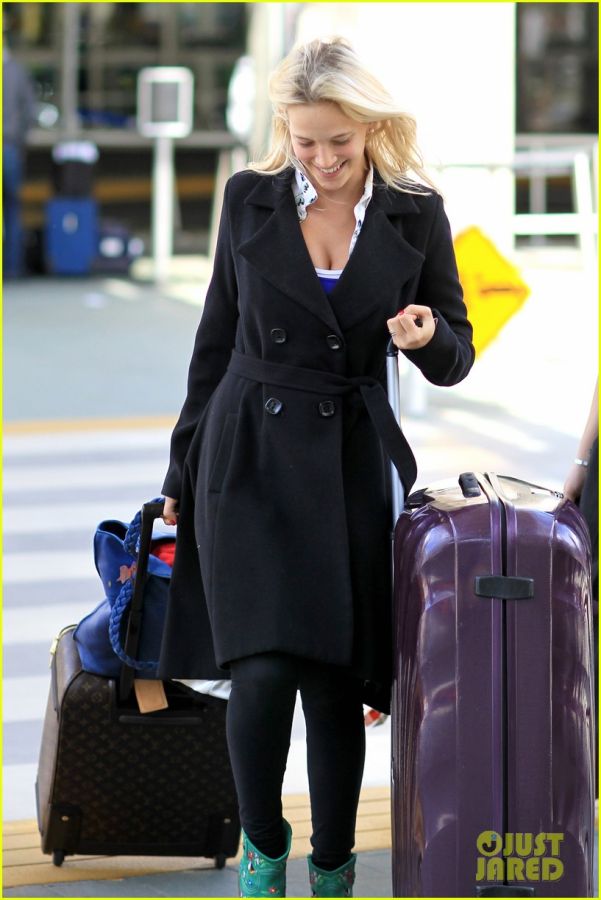 michael-buble-luisana-lopilato-separate-vancouver-arrivals-20.jpg